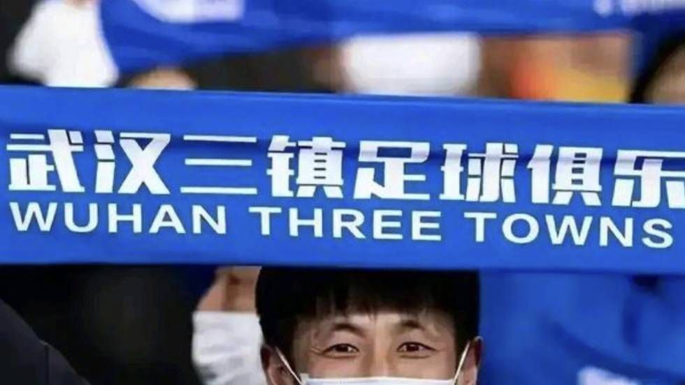 于是，他兴高采烈的对叶辰说道：叶先生，稍后我们就先去饭店吃饭，我让我老婆提前过去准备，曼琼也会过去跟我们一起，吃过饭之后，我带着老婆跟你一起去机场迎接费小姐。